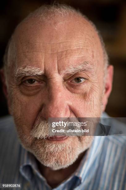 Deutschland Germany Berlin Der türkische Schriftsteller und Autor Aras Ören in seiner Wohnung in Berlin-Wilmersdorf.