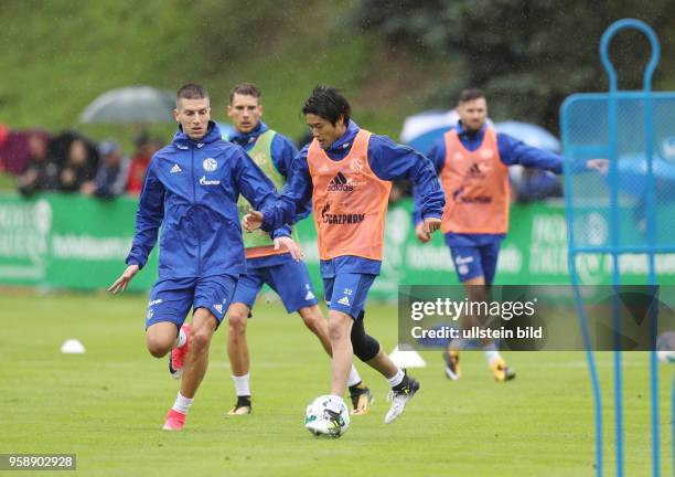 Fussball GER, 1. Bundesliga Saison 2017 2018, Trainingslager des FC Schalke 04 in Mittersill, Training, Atsuto Uchida , re., gegen Matija Nastasic