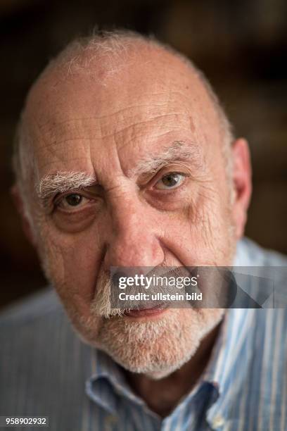 Deutschland Germany Berlin Der türkische Schriftsteller und Autor Aras Ören in seiner Wohnung in Berlin-Wilmersdorf.