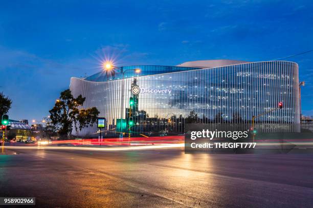 discovery building in sandton, south africa - sandton cbd stock pictures, royalty-free photos & images