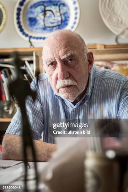 Deutschland Germany Berlin Der türkische Schriftsteller und Autor Aras Ören in seiner Wohnung in Berlin-Wilmersdorf.