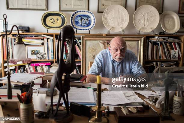 Deutschland Germany Berlin Der türkische Schriftsteller und Autor Aras Ören in seiner Wohnung in Berlin-Wilmersdorf.