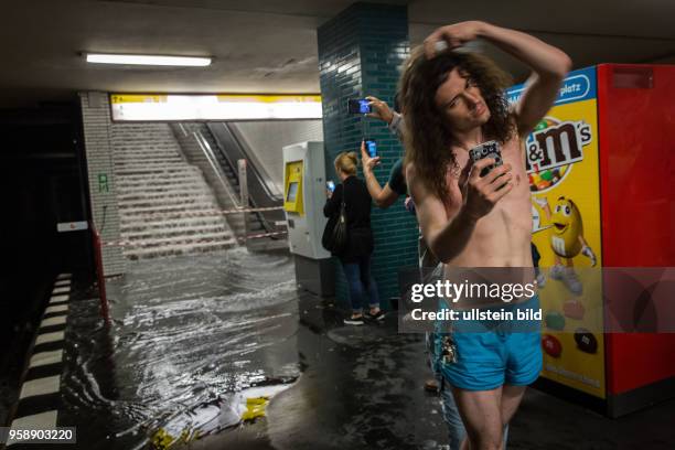 Deutschland Germany Berlin Szene des Unwetters in Berlin. Erinnerungsfoto in der überfluteten U-Bahnstation Güntzelstrasse in Schöneberg.