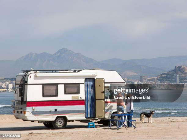 Spanien, Alicante, , Bucht bei Alicante, Caravan- Touristen, die springende Delphine beobachten