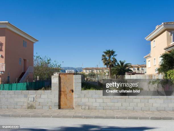 Spanien, Oliva, südlich von Valencia, , Bauplatz für Neubau in einer Siedlung am Meer