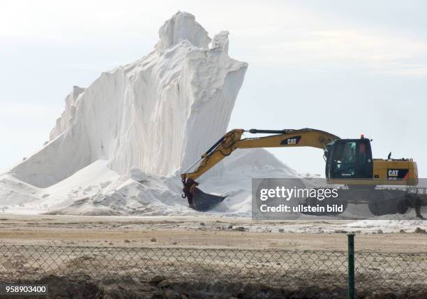 Spanien, Santa Pola südlich von Alicante, , Speisesalzgewinnung der Firma Polasal, Salzberge aus der nahegelegenen Meerwassersaline