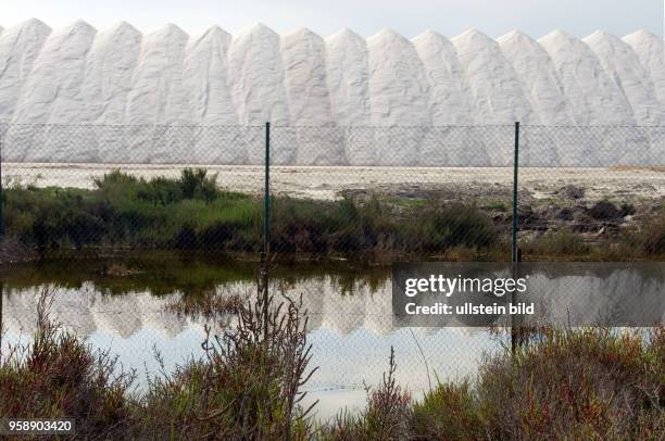 Spanien, Santa Pola südlich von Alicante, , Speisesalzgewinnung der Firma Polasal, Salzberge aus der nahegelegenen Meerwassersaline