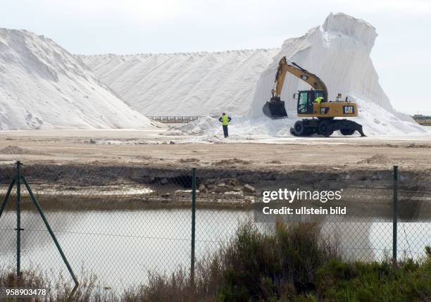 Spanien, Santa Pola südlich von Alicante, , Speisesalzgewinnung der Firma Polasal, Salzberge aus der nahegelegenen Meerwassersaline