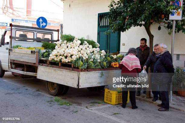 Italien, Sizilien, Trappeto, , Kleinbauern verkaufen Gemüse, Fenchel und Blumenkohl, in einer Strasse von Trappeto