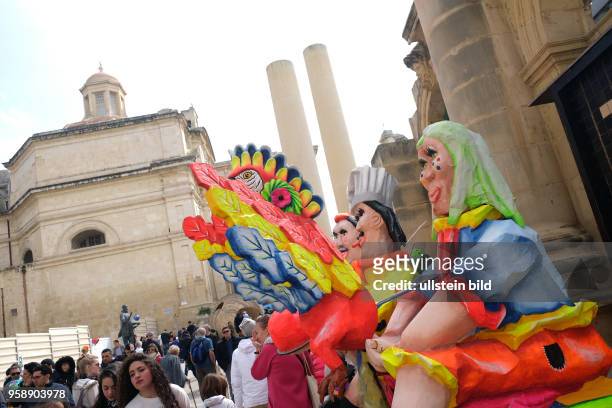 Karneval in Valletta - Landessprache Carnival, der Hauptstadt Maltas, bunte Karnevalsfiguren