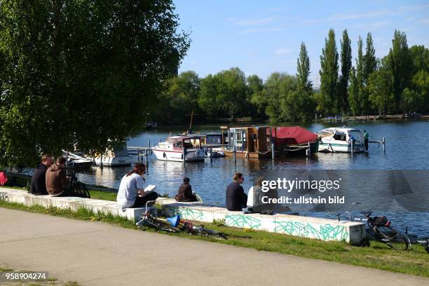 Rummelsburger See, Erholungssuchende am Ufer der Rummelsburger Bucht