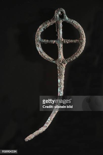 Archäologie Bronzenadel sogenannte Radnadel mittlere Bronzezeit 1600-1300 vuZ Schmuck gefunden bei Ausgrabung bei Kuckenburg MITGAS Trasse Landesamt...