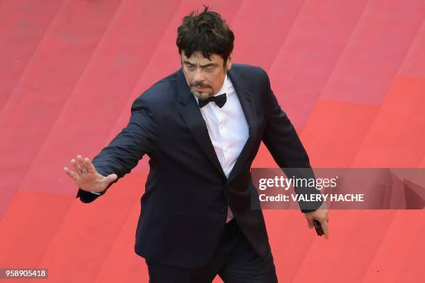 Puerto Rican actor and President of the Un Certain Regard jury Benicio Del Toro waves as he arrives on May 15, 2018 for the screening of the film...