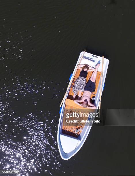 Wetter Sonne Sommer 30 Grad Drohnenfoto die Studenten Malena 20 und Sven 26 ruhen auf einem Boot auf der Saale