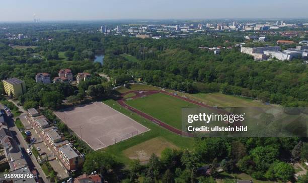 Halle Saale / Turbine Sportplatz Sachsen Anhalt Luftaufnahme Drohnenaufnahme Drohnenbild Drohnenaufnahme Stadtansicht Ansicht Luftbild Sachsen Anhalt