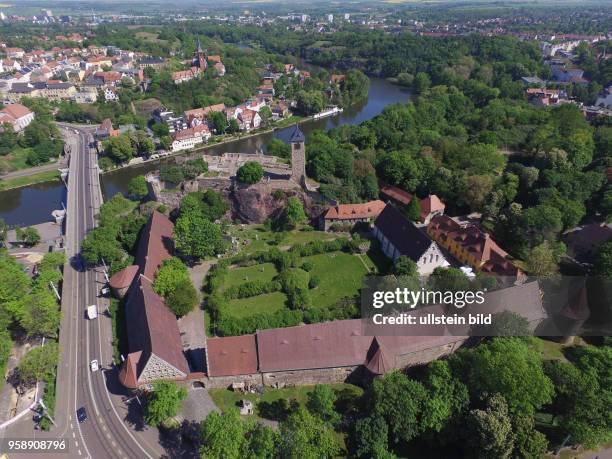 Halle Saale / Burg Giebichenstein Saaletal Kröllwitz Sachsen Anhalt Luftaufnahme Drohnenaufnahme Drohnenbild Drohnenaufnahme Stadtansicht Ansicht...