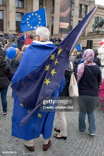 Befürworter der PULSE OF EUROPE - Bewegung demonstrieren für ein weltoffenes Europa und gegen den Zerfall der Europäischen Union auf dem Berliner...