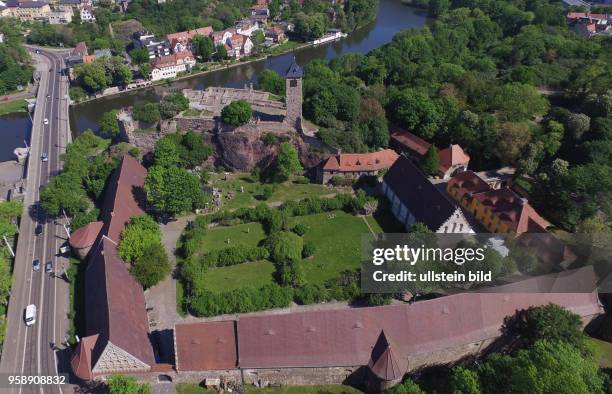 Halle Saale / Burg Giebichenstein Saaletal Kröllwitz Sachsen Anhalt Luftaufnahme Drohnenaufnahme Drohnenbild Drohnenaufnahme Stadtansicht Ansicht...