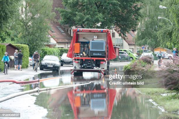 Feuerwehr und Technisches Hilfswerk versuchen nach dem Starkregen in der Gemeinde Leegebruch Strassen und Kelleer abzupumpen