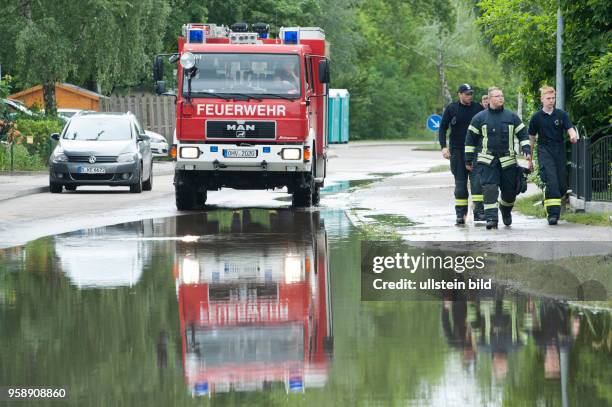 Feuerwehr und Technisches Hilfswerk versuchen nach dem Starkregen in der Gemeinde Leegebruch Strassen und Kelleer abzupumpen