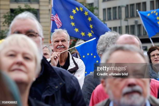 Befürworter der PULSE OF EUROPE - Bewegung demonstrieren für ein weltoffenes Europa und gegen den Zerfall der Europäischen Union auf dem Berliner...