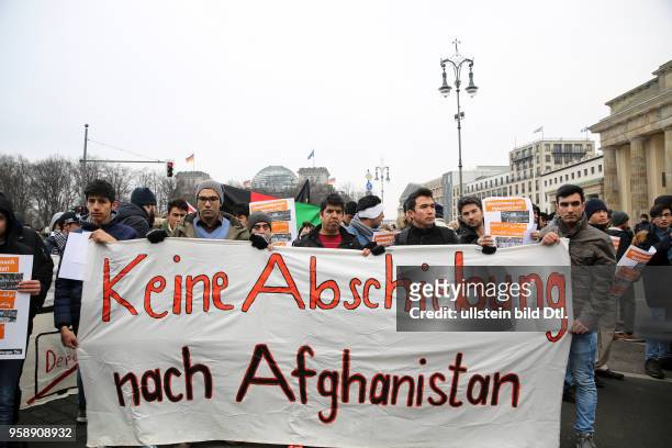 Die Demonstranten mit dem Front-Transparent. Dieses hat den Aufschrift "Keine Abschiebungen nach Afghanistan". // Demonstrators holding the...