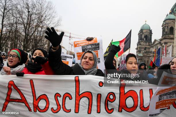 Die Demonstranten mit dem Front-Transparent. Dieses hat den Aufschrift "Keine Abschiebungen nach Afghanistan". // Demonstrators holding the...