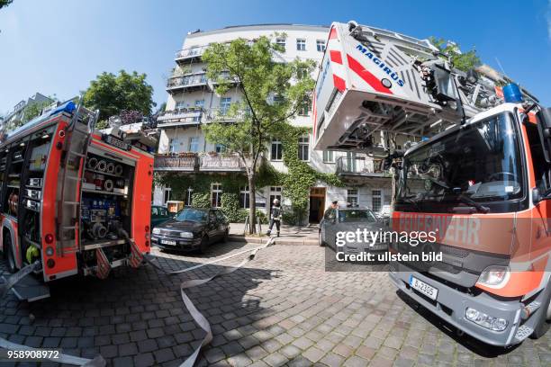 Löschfarhzeug und Drehleiter vor einem Berliner Wohnhaus - Einsatz für die Berliner Feuerwehr bei einem vermutlichen Wohungsbrand in...