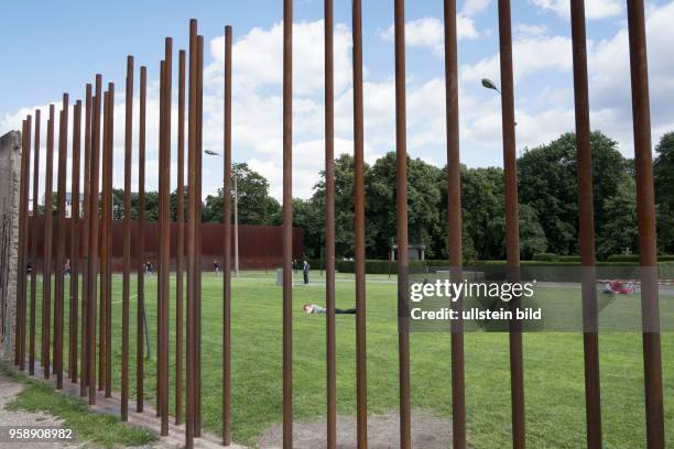 Besucher an der Gedenkstätte Berliner mauer am ehemaligen Mauerstreifen in Bernauer Strasse in Berlin