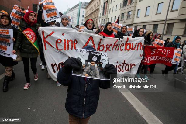 Die Demonstranten mit dem Front-Transparent. Dieses hat den Aufschrift "Keine Abschiebungen nach Afghanistan". // Demonstrators holding the...