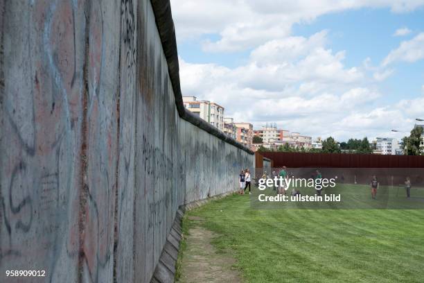 Besucher an der Gedenkstätte Berliner Mauer am ehemaligen Mauerstreifen in der Bernauer Strasse in Berlin