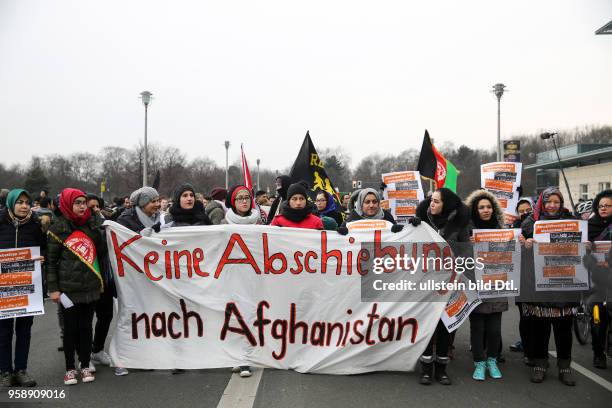 Die Demonstranten mit dem Front-Transparent. Dieses hat den Aufschrift "Keine Abschiebungen nach Afghanistan". // Demonstrators holding the...