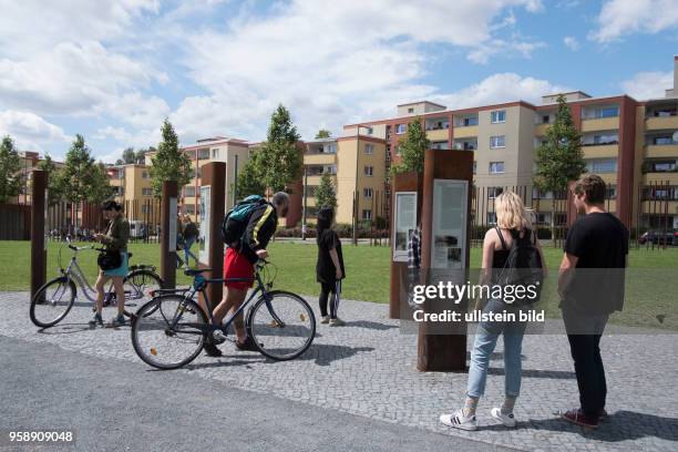 Besucher an der Gedenkstätte Berliner mauer am ehemaligen Mauerstreifen in Bernauer Strasse in Berlin