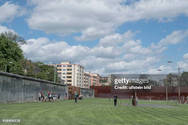 Besucher an der Gedenkstätte Berliner Mauer am ehemaligen Mauerstreifen in der Bernauer Strasse in Berlin