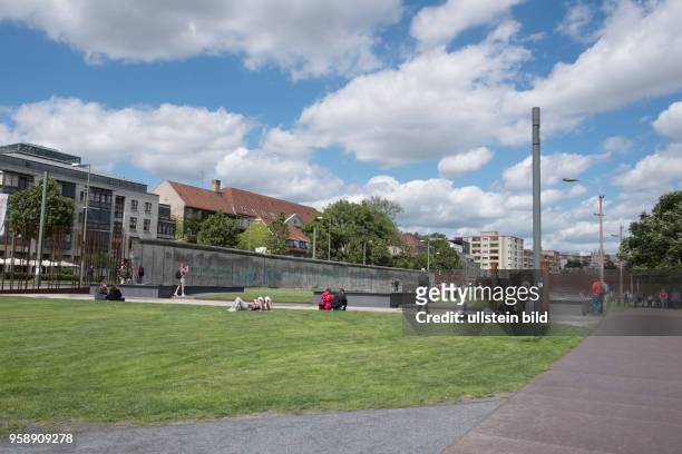 Besucher an der Gedenkstätte Berliner mauer am ehemaligen Mauerstreifen in Bernauer Strasse in Berlin