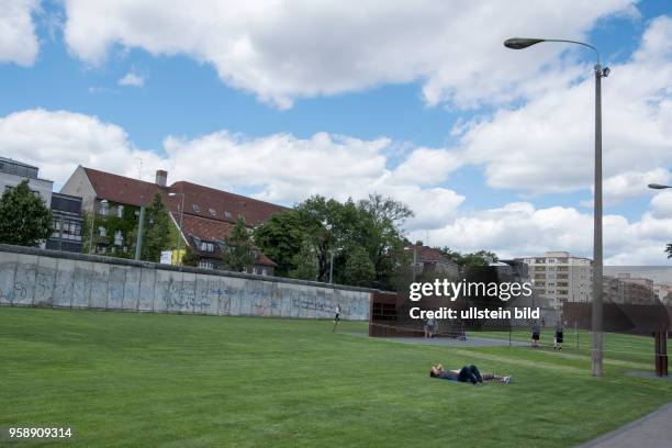 Besucher an der Gedenkstätte Berliner mauer am ehemaligen Mauerstreifen in Bernauer Strasse in Berlin