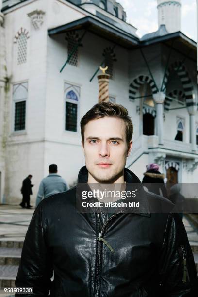 Der Journalist Constantin Schreiber steht vor der Berliner ?ehitlik Moschee. Ende März 2017 erscheint sein Buch: "Inside Islam: Was in Deutschlands...