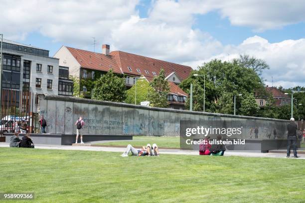 Besucher an der Gedenkstätte Berliner Mauer am ehemaligen Mauerstreifen in der Bernauer Strasse in Berlin