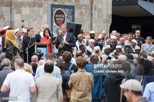 Marsch der Muslime gegen den Terrorismus - Imame bei Kundgebung und Gedenken am Berliner Breitscheidplatz, dem Ort des Terroranschlags vom...