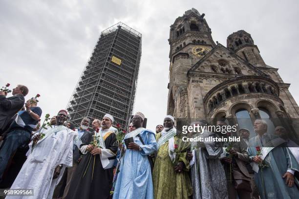 Marsch der Muslime gegen den Terrorismus - Imame bei Kundgebung und Gedenken am Berliner Breitscheidplatz, dem Ort des Terroranschlags vom...