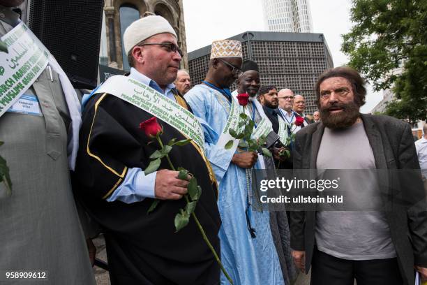Marsch der Muslime gegen den Terrorismus - Imame bei Kundgebung und Gedenken am Berliner Breitscheidplatz, dem Ort des Terroranschlags vom...