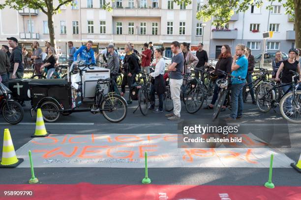 Fahrradfahrer fordern mit einer Fahrraddemonstration einen sicheren Radweg für die Danziger Strasse in Berlin Prenzlauer Berg. Brisant: Vor kurzem...