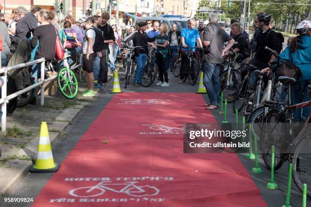 Fahrradfahrer fordern mit einer Fahrraddemonstration einen sicheren Radweg für die Danziger Strasse in Berlin Prenzlauer Berg. Brisant: Vor kurzem...