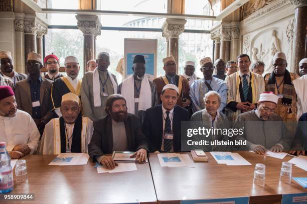 Marsch der Muslime gegen den Terrorismus - Pressekonferenz mit den Imamen und den Mitinitiatoren Marek Halter und Imam Hassan Chalghoumi in der...