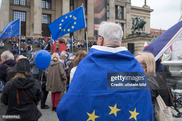 Befürworter der PULSE OF EUROPE - Bewegung demonstrieren für ein weltoffenes Europa und gegen den Zerfall der Europäischen Union auf dem Berliner...