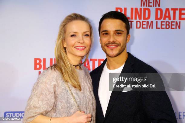 Kostja Ullmann mit Frau Janin Ullmann bei der Berlinpremiere des Filmes: > MEIN BLIND DATE MIT DEM LEBEN < im Kino der Kulturbrauerei in Berlin