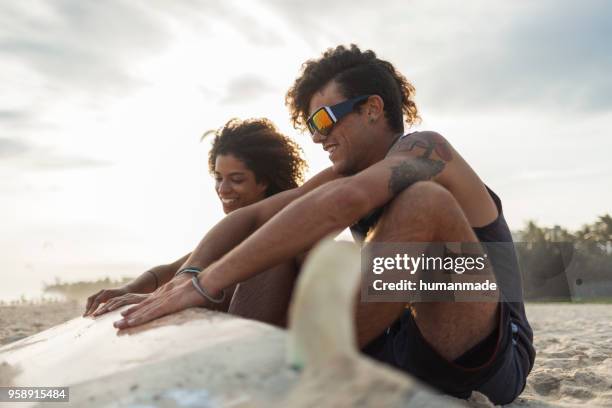 surfer am strand - vietnam teen stock-fotos und bilder