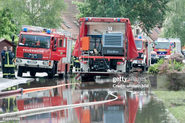 Feuerwehr und Technisches Hilfswerk versuchen nach dem Starkregen in der Gemeinde Leegebruch Strassen und Kelleer abzupumpen