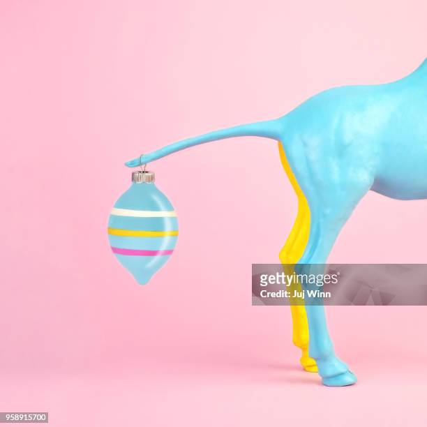 toy animal with shiny ornament on tail - intensidade de cores imagens e fotografias de stock