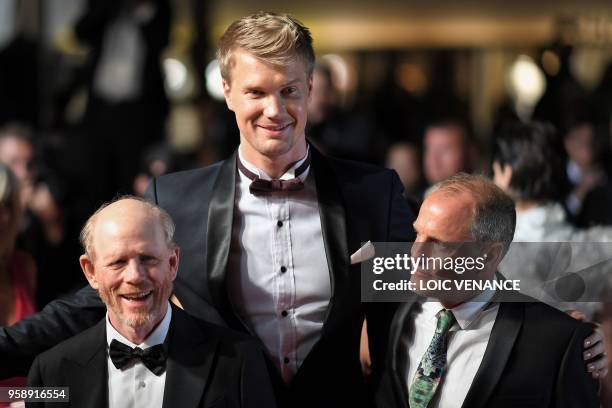 Director Ron Howard, Finnish actor Joonas Suotamo and US actor Woody Harrelson pose as they leave the Festival Palace on May 15, 2018 after the...